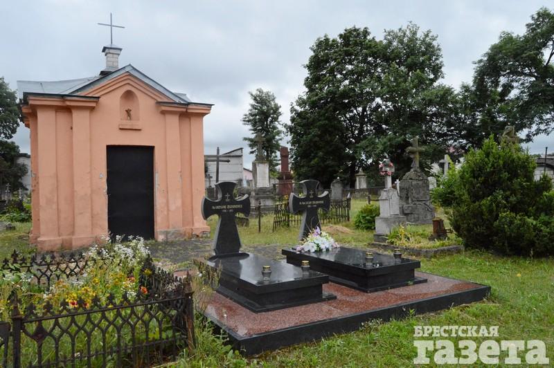 Старые надгробия и часовня на католическом кладбище в Бресте