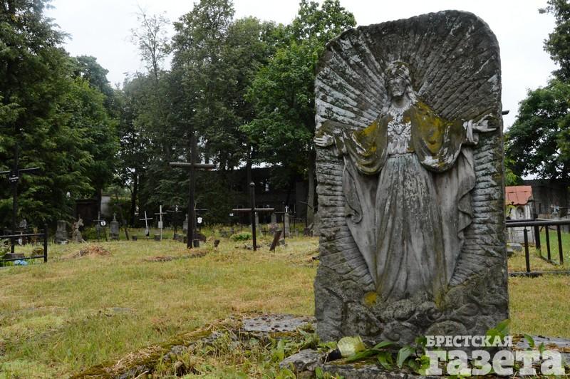 Старинное надгробие со скульптурой Богородицы на католическом кладбище в Бресте