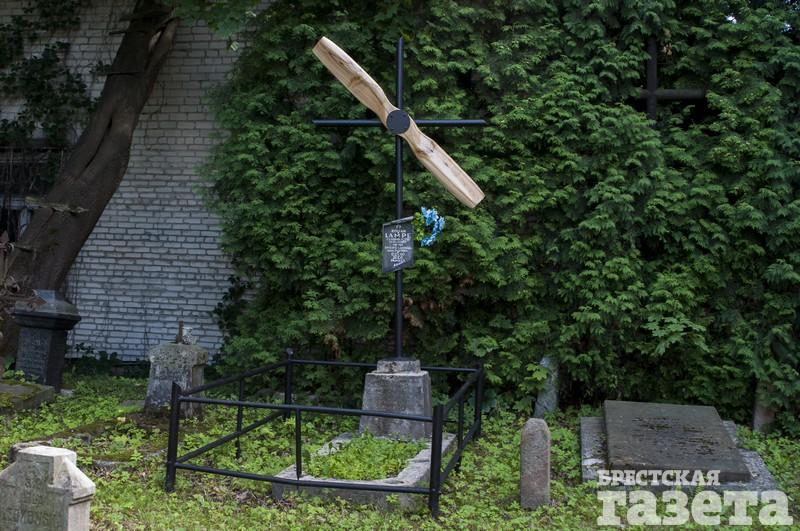 Металлический крест с деревянными лопастями на католическом кладбище в Бресте. Могила летчика Романа Лампе
