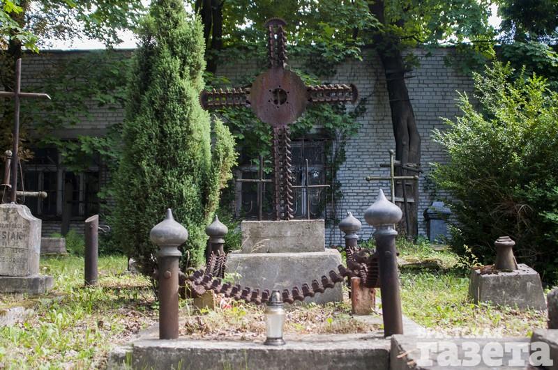 Необычный металлический крест на старом католическом кладбище в Бресте