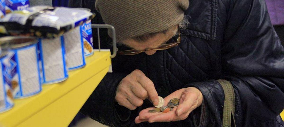 бедная женщина пожилого возраста пенсионерка считает деньги