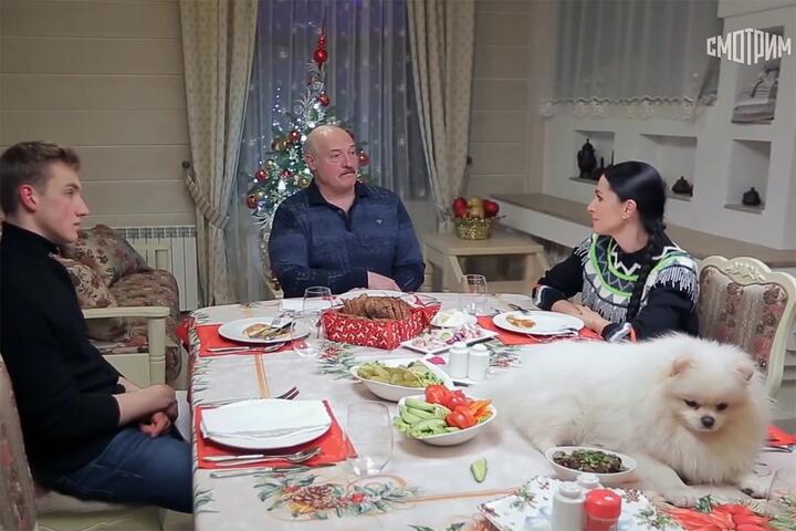 Шпиц Умка сидит на столе во время интервью Лукашенко российской журналистке Наиле Аскер-заде. Январь 2021 года, деревня Александрия, Шкловский район, Могилевская область. Фото: телеканал «Россия 1»