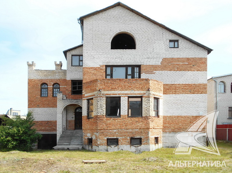Коробка дома с башнями за $92 000.