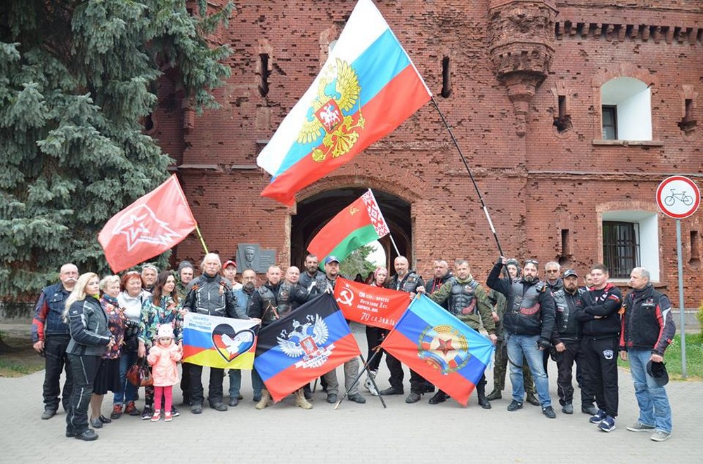 «Ночные волки» с флагами ДНР и ЛНР в Брестской крепости