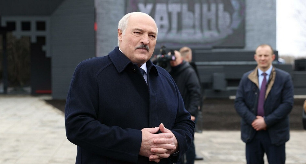 Лукашенко выступает в мемориальном комплексе Хатынь