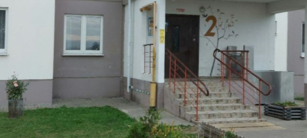 Подъезд, в котором находится квартира пинского судьи, выставленная на продажу