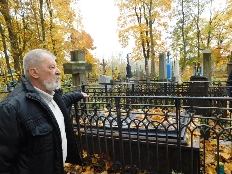 Николай Власюк-старший во время экскурсии по Тришинскому кладбищу