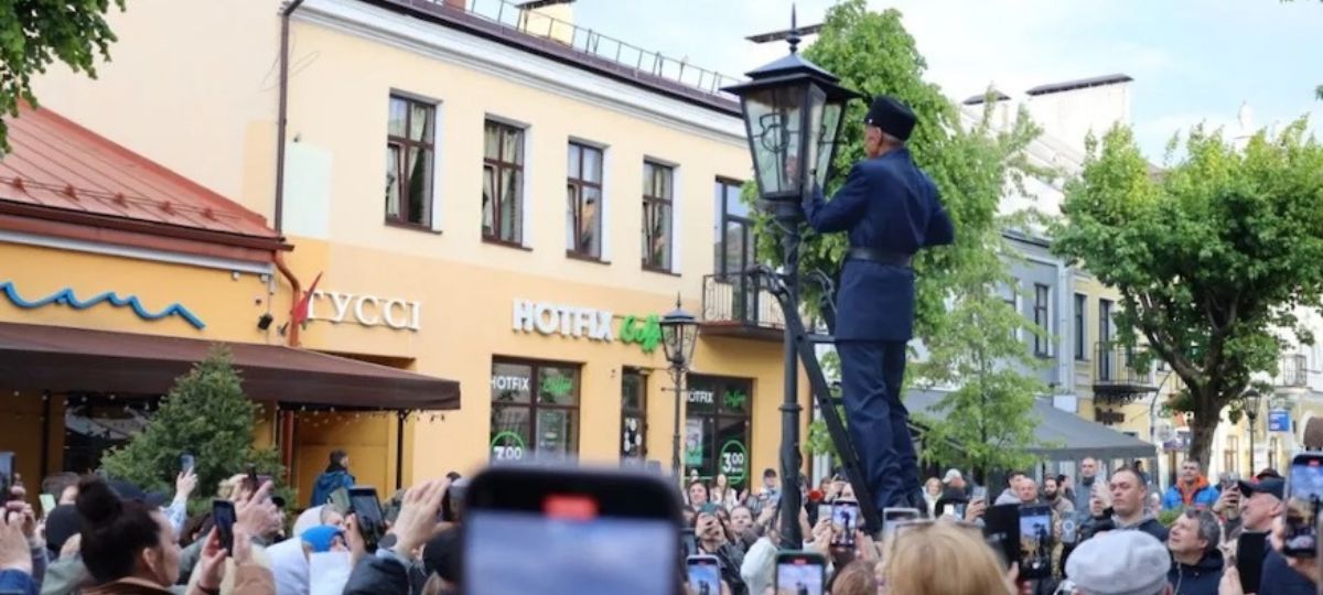 Туристы фотографириуют фонарщика в Бресте