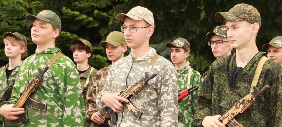 школьники в военной форме