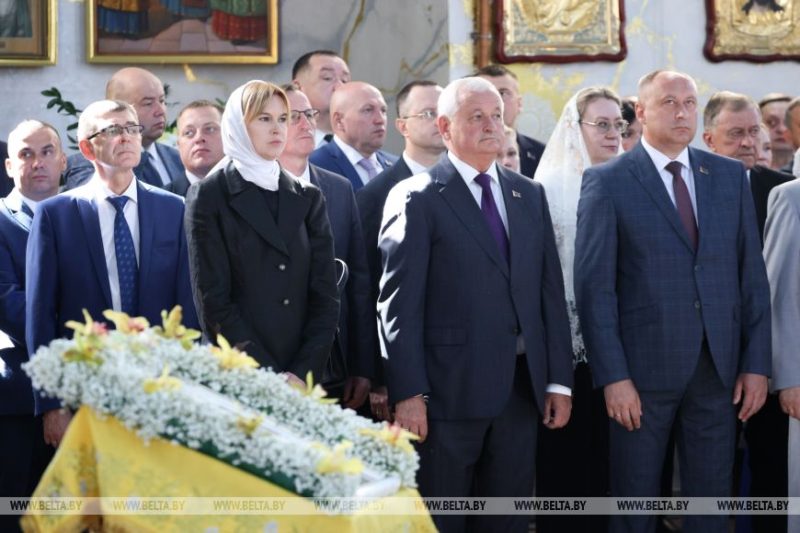 Беларуские чиновники в соборе во время службы патриарха Кирилла