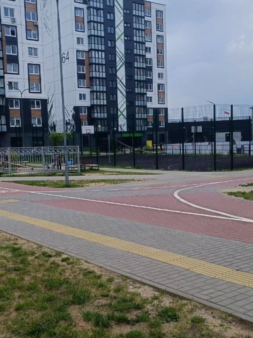Мусор на детской площадке в Мозыре