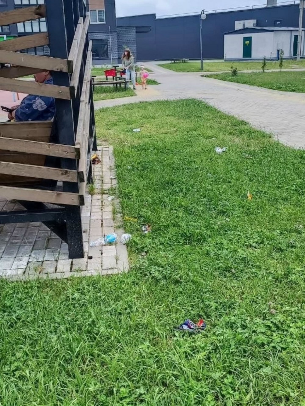 Мусор на детской площадке в Мозыре