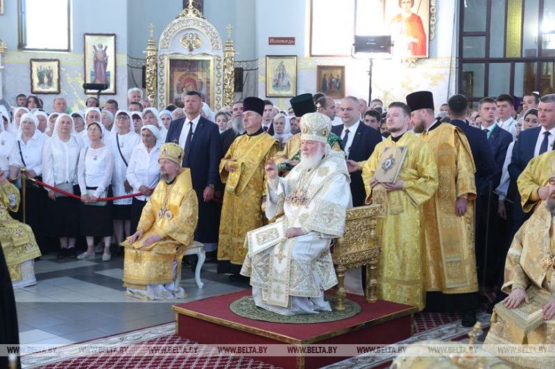 Патриарх Кирилл во время службы в соборе в Бресте