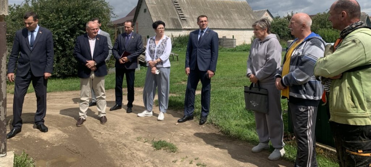 Комиссия чиновников в агрогородке Зазерки Пуховичского района. Фото: Минская правда
