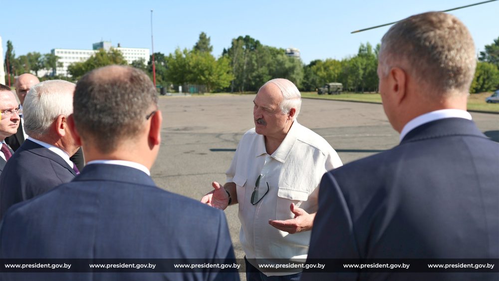 Лукашенко общается в Бресте с чиновниками 30 июля 2026 года