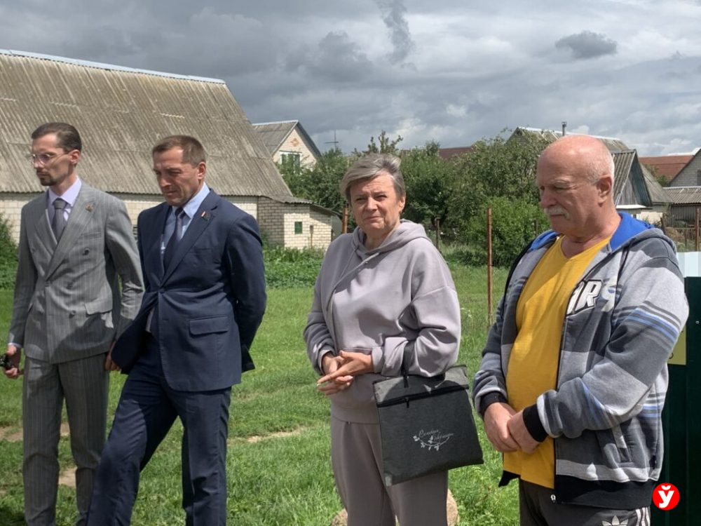 Жительница Пуховичского района, которая записала обращение к Лукашенко, на встрече с чиновниками