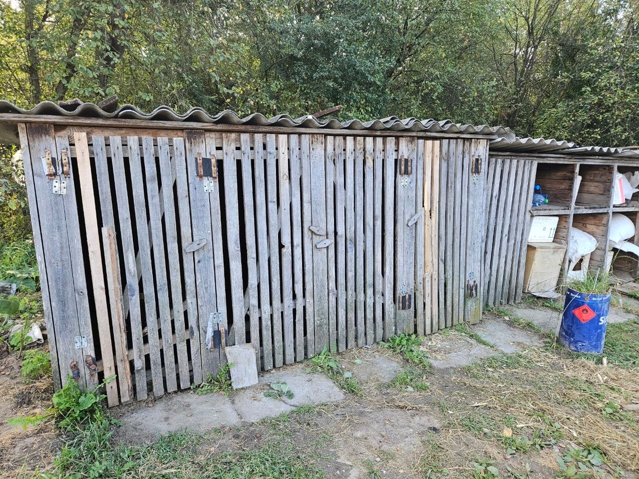 Клетки на мусорном полигоне в Молодечно