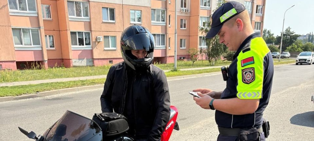 Проверка документов у мотоциклиста в Пинске