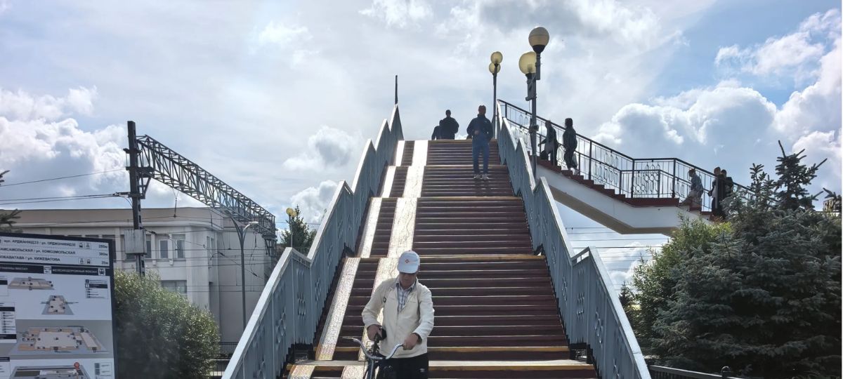 Пешеходный мост на жд вокзале в Бресте