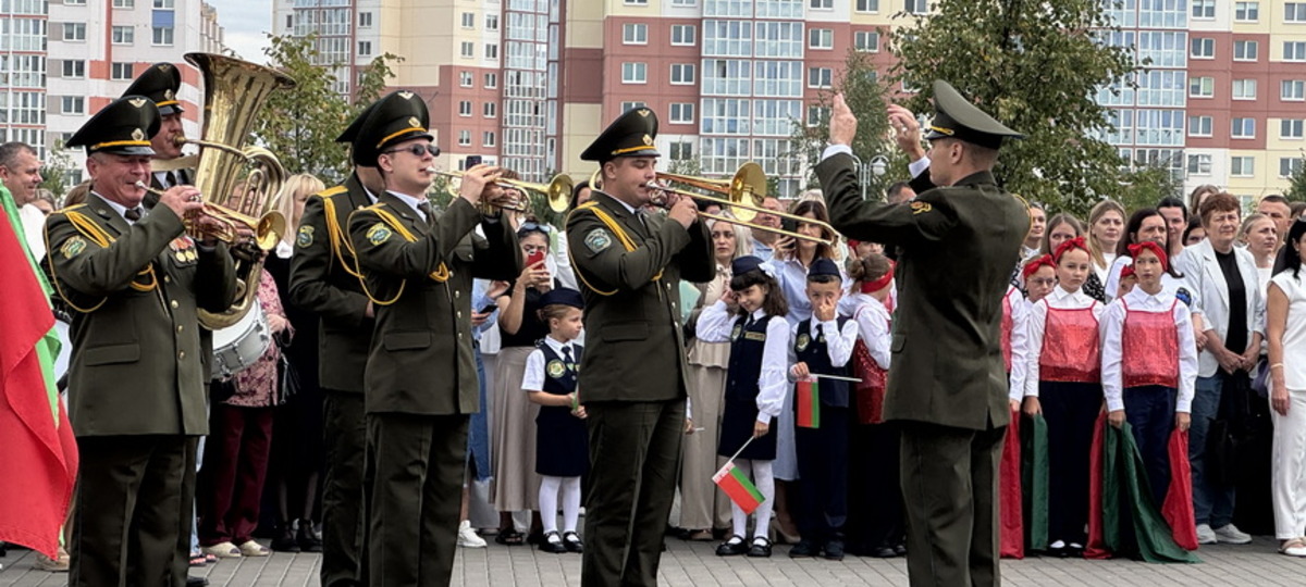 Линейка в СШ №1 Барановичей 1 сентября 2026 года. Фото: «Наш край»