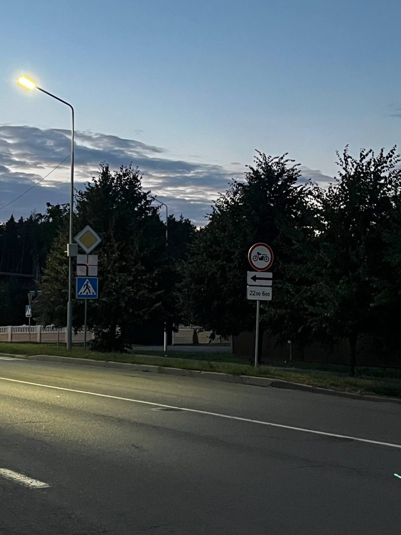 Знак с ограничением движения для мотоциклов в ночное время в Пинске