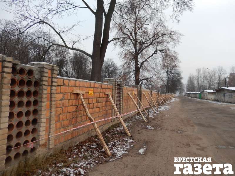 Забор Тришинского кладбища в 2016 году