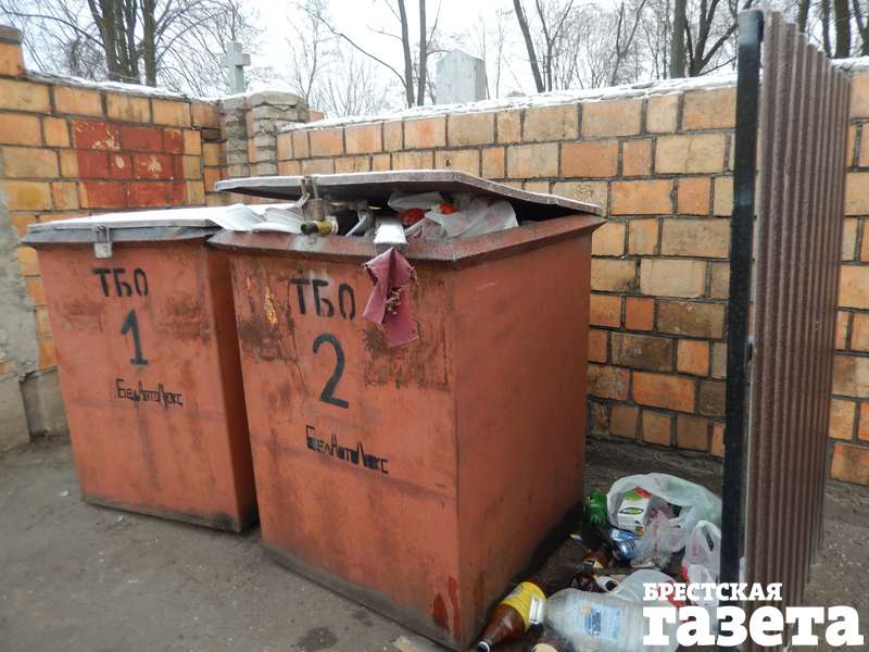 Мусорки на Тришинском кладбище в Бресте