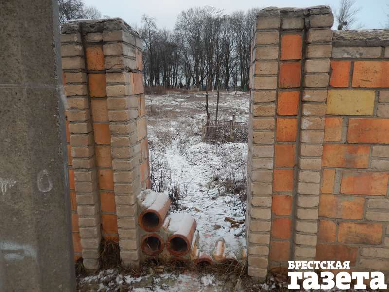 Дырка в заборе Тришинского кладбища в Бресте